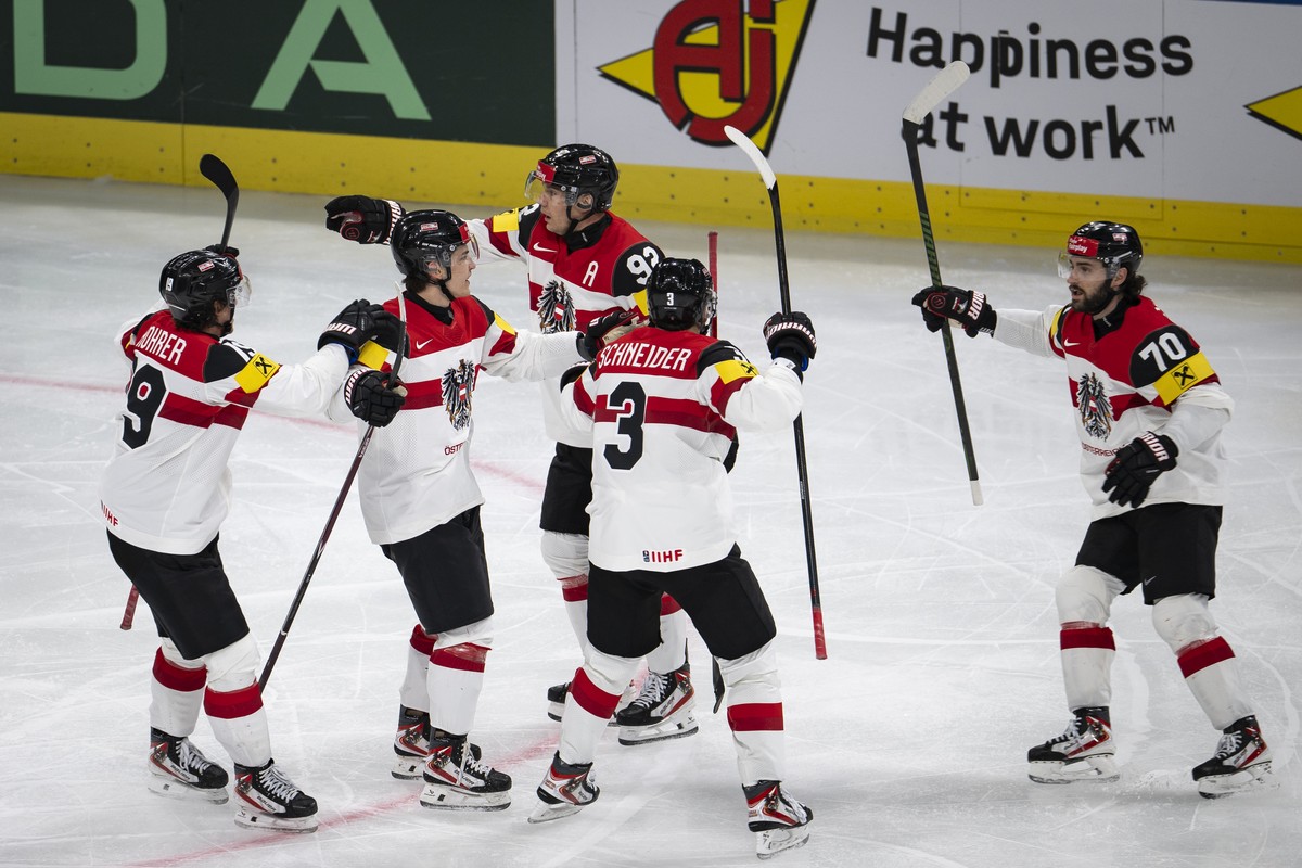 Austria's Benjamin Nissner, right, celebrates his 1:2 goal with teammates during the 2026 IIHF Men's Ice Hockey World Championship preliminary round group A game between Latvia and Austria,  ...