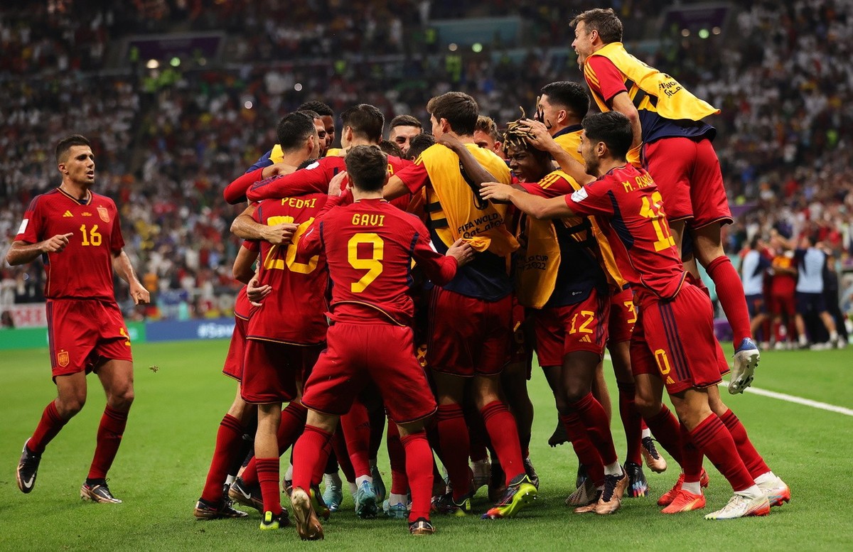 epa10333398 Players of Spain celebrate their 1-0 lead during the FIFA World Cup 2022 group E soccer match between Spain and Germany at Al Bayt Stadium in Al Khor, Qatar, 27 November 2022. EPA/Friedema ...