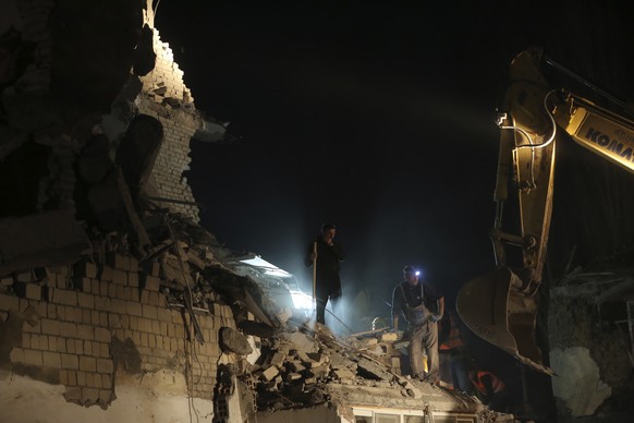 Bilder der Zerstörung in Thumane, Albanien, am 26. November.