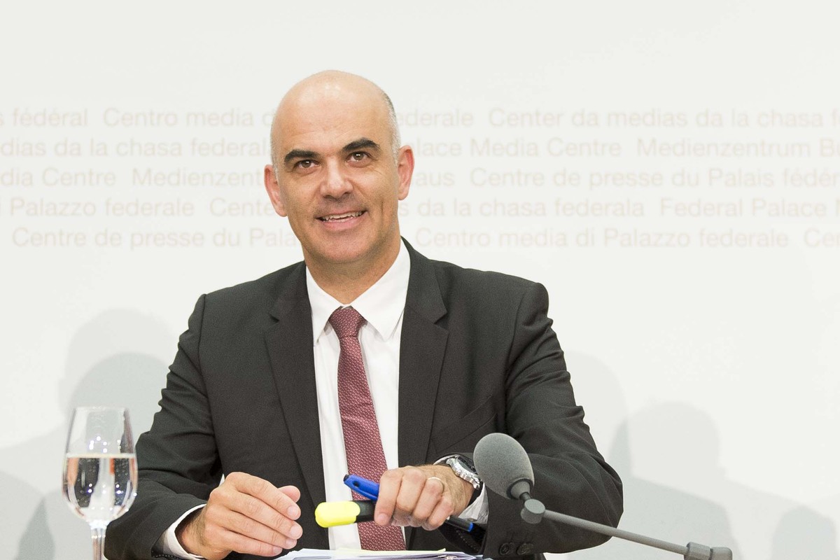 Bundesrat Alain Berset spricht anlaesslich einer Medienkonferenz ueber die Aenderung des Bundesgesetzes ueber die Krankenversicherung, am Mittwoch, 5. Juli 2017, im Medienzentrum des Bundeshauses in B ...