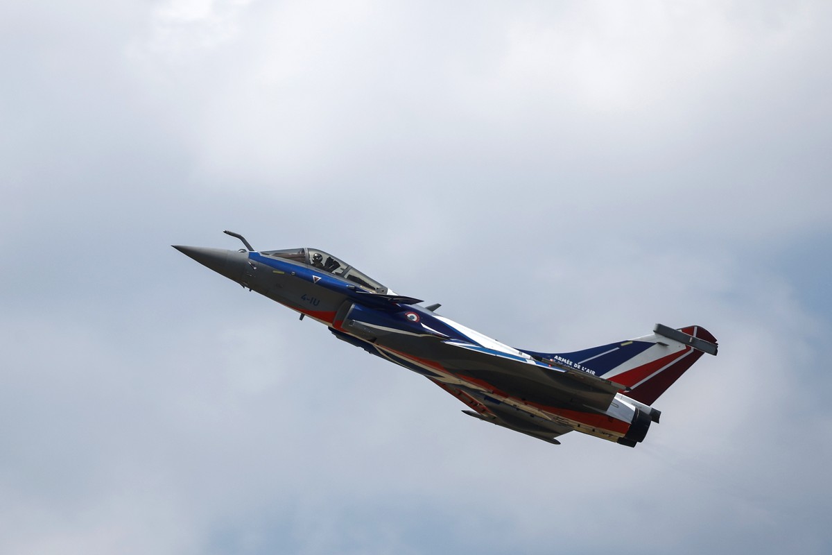epa12181349 A Rafale fighter jet performs a flyover during the 55th edition of the International Paris Air Show at the Paris-Le Bourget Airport near Paris, France, 17 June 2025. The Paris Air Show, on ...
