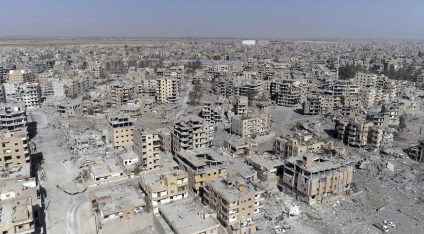 JAHRESRUECKBLICK 2017 - INTERNATIONAL - This Thursday, Oct. 19, 2017 frame grab made from drone video shows damaged buildings in Raqqa, Syria two days after Syrian Democratic Forces said that military ...