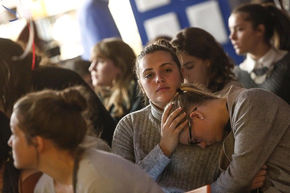 epa05623607 Women look dejected as Italians watch the US election at the Road House Grill at Testaccio district in Rome, Italy, 08 November 2016. Democratic candidate Hillary Clinton is running agains ...