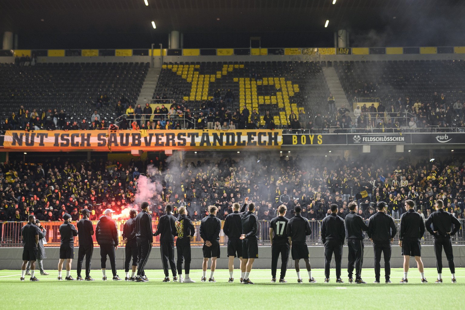 Die Spieler des BSC Young Boys feiern mit den Fans, am Dienstag, 21. Mai 2024 nach der Rueckfahrt von Genf im Stadion Wankdorf in Bern. YB hat nach dem 0:1 Sieg gegen Servette am fruehen Abend den 17. ...
