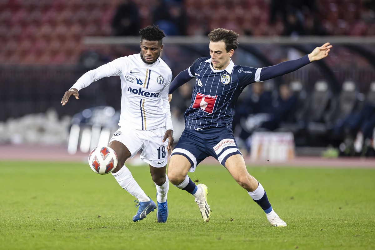 FC Zuerichs Daniel Afriyie, links, spielt um den Ball mit Luzerns Mauricio Willimann, rechts, im Fussball Meisterschaftsspiel der Super League zwischen dem FC Zuerich und dem FC Luzern am Sonntag, 10. ...
