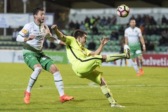 Delemonts Patrick Ferreira, rechts, im Duell mit dem St. Galler Philippe Koch im Fussball Cup Achtelfinale zwischen der SR Delemont, 1. Liga Classic, und dem FC St. Gallen, Super League, am Donnerstag ...