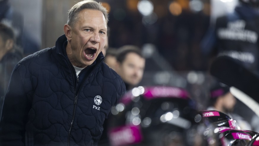 Head Coach Jussi Tapola (SCB) im Eishockey Meisterschaftsspiel der National League zwischen dem SC Bern und dem HC Fribourg Gotteron, am Dienstag, 30. September 2025 in der PostFinance Arena in Bern.  ...