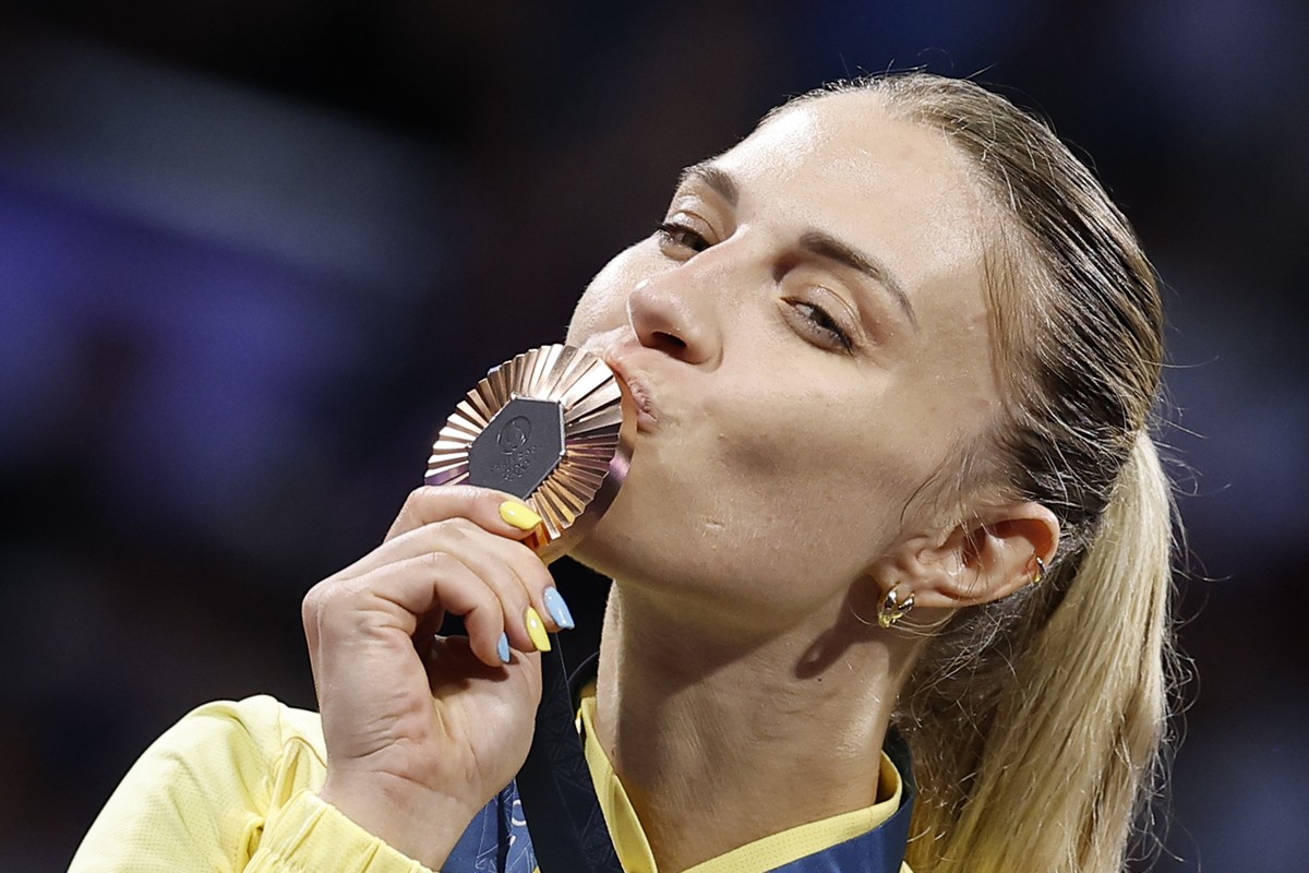 epa11507571 Bronze medalist Olga Kharlan of Ukraine poses with her medal on the podium during award ceremony of the Women Sabre Individual in the Fencing competitions in the Paris 2024 Olympic Games,  ...