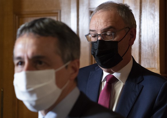 Bundespraesident Guy Parmelin, rechts, und Bundesrat Ignazio Cassis aeussern sich an einem Point de Presse zum weiteren Vorgehen zum Rahmenabkommen mit der EU, am Montag, 26. April 2021, in Bern. (KEY ...