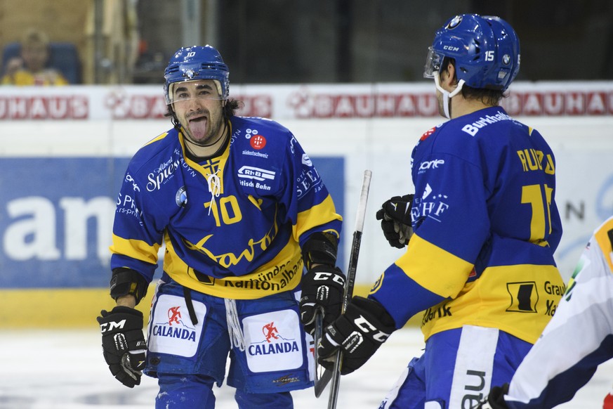 Andres Ambuehl von Davos, links, und Tuomo Ruutu bejubeln Ambuehl&#039;s Treffer zum 3-2, beim Eishockey-Qualifikationsspiel der National League A zwischen dem HC Davos und EHC Biel, am Donnerstag, 22 ...