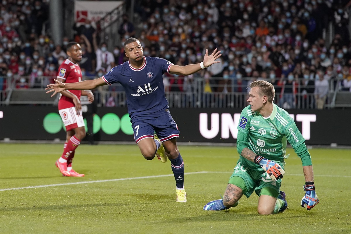 PSG's Kylian Mbappe, left, celebrates after scoring his side's second goal during a French League One soccer match between Brest and PSG at the Francis-Le Ble stadium in Brest, France, Frida ...