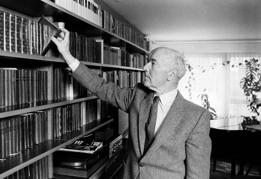 Emil Staiger 1983 in seiner Wohnung.