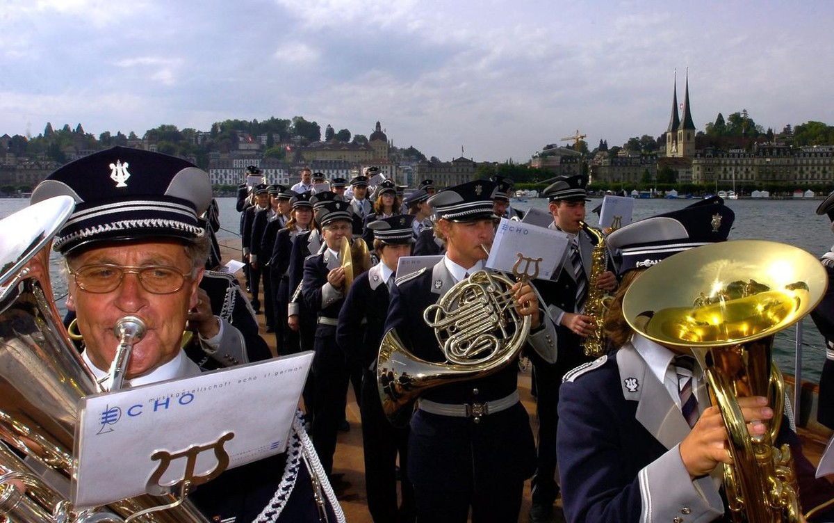Die Harmonie-Musik Echo aus St. German, VS, faehrt am Freitag, 16. Juni 2006 mit dem Nauen ueber die Luzerner Seebucht um beim Eidgenoessischen Musikfest Luzern am Marschmusikwettbewerb auf der Halden ...