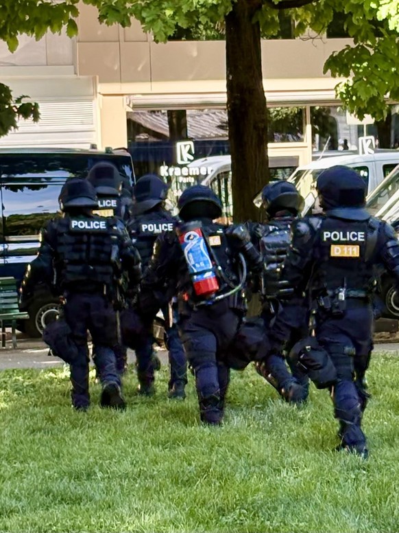 Des policiers mobiles durant la manifestation anti G7 du 14 juin 26 à Gevève portaient des extincteurs dans le dos.