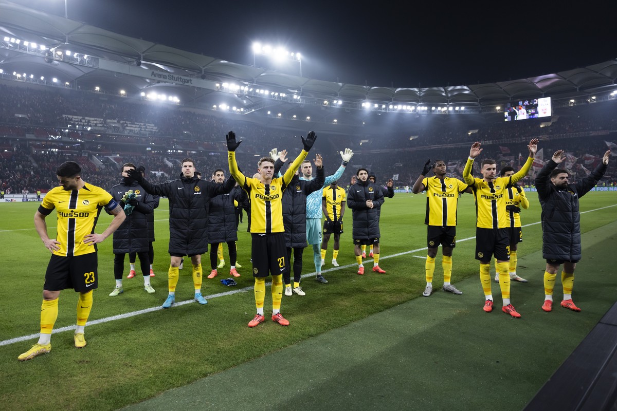 Loris Benito (YB), left, and his teammates are disappointed after the Uefa Champions League soccer match between Germany's VfB Stuttgart and Switzerland's BSC Young Boys, at the MHP Arena in ...