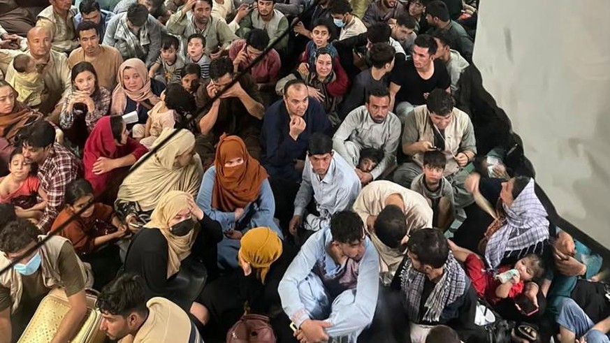 640 Afghanen quetschen sich in C-17– die Story des historischen Bildes - Vimarsana News