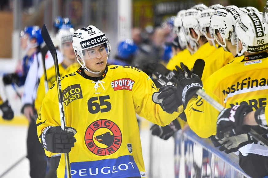 Ramon Untersander von Bern bejubelt seinen Treffer zum 0-3 beim Eishockey-Qualifikationsspiel der National League A zwischen dem HC Davos und dem SC Bern, am Freitag, 3. November 2017, in der Vaillant ...