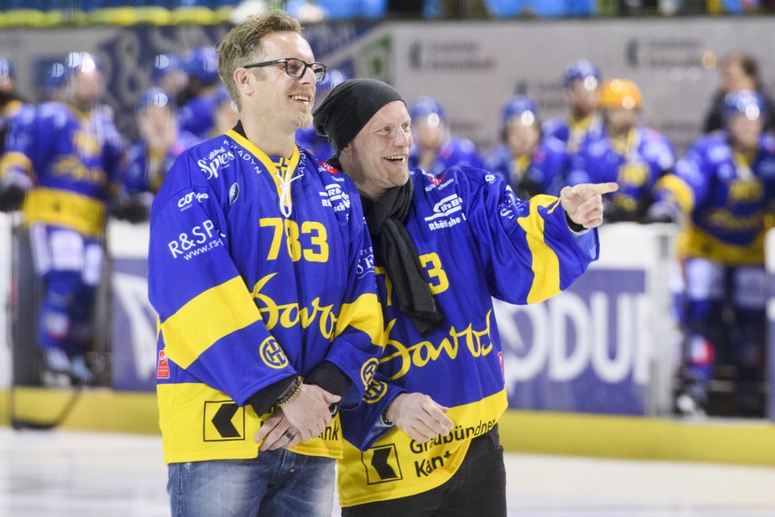 Die Brueder Jan, rechts, und Reto von Arx werden nach 20 Jahren beim HCD verabschiedet, vor dem Eishockey-Qualifikationsspiel der National League A zwischen dem HC Davos und den SCL Tigers, am Samstag ...