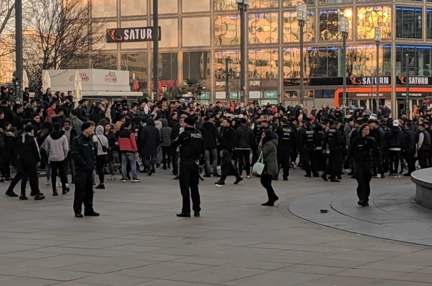 Viele Polizisten, viele junge Menschen vor Ort.