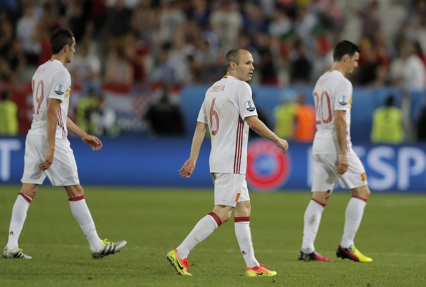 Mit hängenden Köpfen schlurfen die Spanier vom Platz. Bruno Soriano, Andres Iniesta und Aritz Aduriz (v.l.).