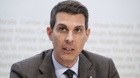 Staenderat Thierry Burkart, Praesident FDP, spricht waehrend einer Medienkonferenz des Komitees gegen die Biodiversitaesinitiative, am Donnerstag, 13. Juni 2024 in Bern. (KEYSTONE/Anthony Anex)