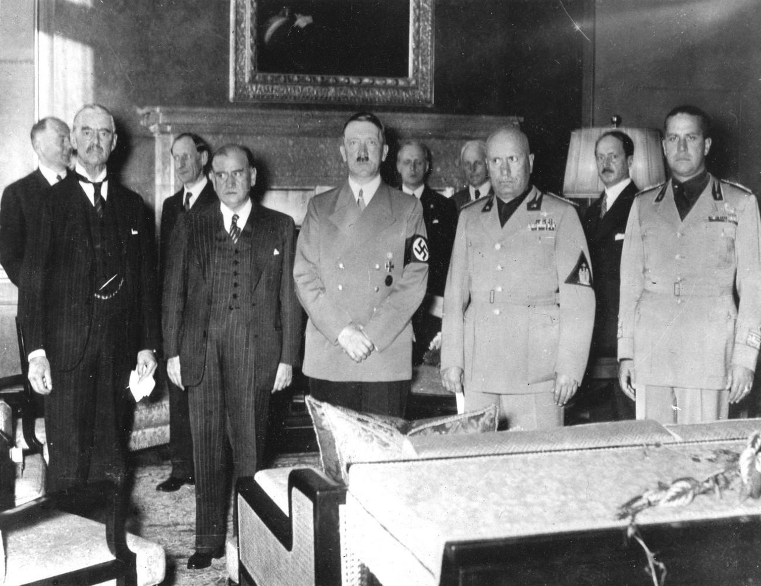 Die am 29. September 1938 in Muenchen versammelten Staatsmaenner, nach der Unterzeichnung des Muenchner-Abkommens; von links nach rechts, der englische Premierminister Arthur Neville Chamberlain, der  ...