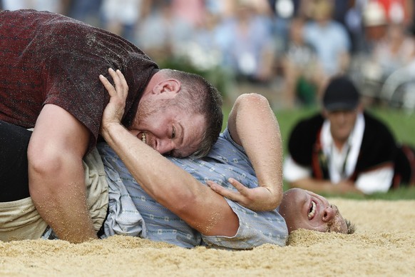 Christian Stucki, oben, besiegt Curdin Orlik im Schlussgang beim Unspunnen-Schwinget 2017 am Sonntag, 27. August 2017 in Interlaken. (KEYSTONE/Peter Klaunzer)