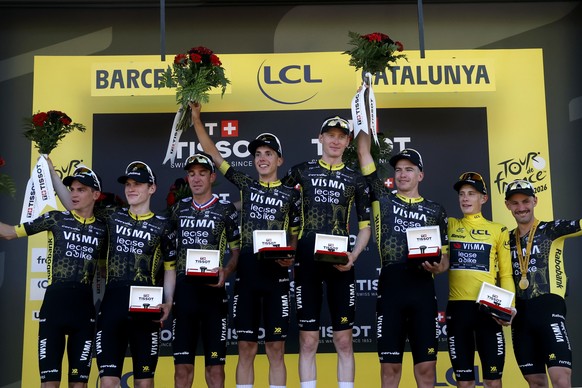 epa13087035 Riders of Team Visma | Lease a Bike (L-R) US cyclist Sepp Kuss, Norwegian cyclist Per Strand Hagenes, French cyclist Bruno Armirail, Italian cyclist Davide Piganzoli, US cyclist Matteo Jor ...