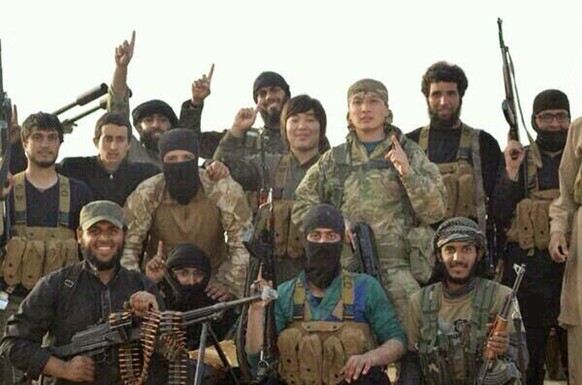 Ein Bild mit IS-Kämpfern zeigt zwei unmaskierte, unidentifizierte Chinesen.