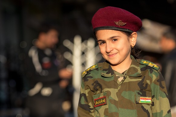 Die Soldaten der kurdischen Peschmerga sorgen dafür, dass die Kurden-Region im Nordirak relativ sicher ist. Deshalb sind sie in der Bevölkerung Helden. Ein Mädchen hat sich in Erbil als Peschmerga-Käm ...