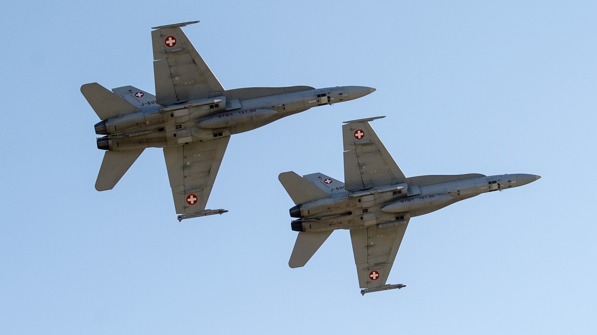 ARCHIV -- ZUM TAGESGESCHAEFT DER WINTERSESSION, AM DONNERSTAG, 29. NOVEMBER 2018, STELLEN WIR IHNEN FOLGENDES THEMENBILD ZUR VERFUEGUNG -- Two F/A-18 combat aircraft perform during a flight show of th ...