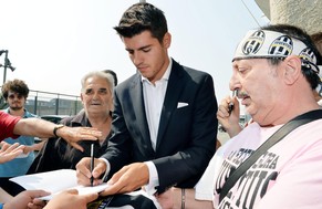 Willkommener Transfer: Alvaro Morata wird von Juve-Fans umschwärmt.