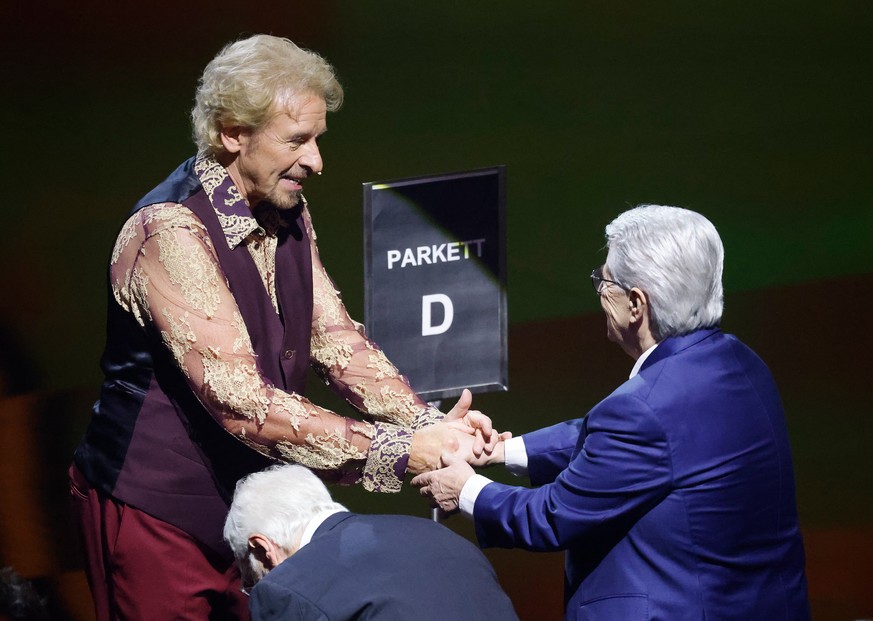 25.11.2023, Baden-W�rttemberg, Offenburg: Moderator Thomas Gottschalk (l) begr��t vor Beginn der ZDF-Show &quot;Wetten, dass..?&quot; den Moderatot Frank Elstner. Gottschalk moderiert zum letzten Mal  ...