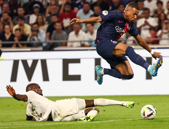 epaselect epa10838944 Paris Saint Germain&#039;s Kylian Mbappe (R) and Olympique Lyon&#039;s Clinton Mata (L) the French Ligue 1 soccer match between Olympique Lyonnais and Paris Saint-Germain (PSG) i ...