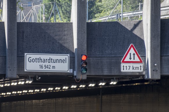 Die Ampel steht auf Rot, am Eingang des Nordportals zum Gotthard Strassentunnel, nachdem der Tunnel wegen Rissen in der Tunneldecke fuer unbestimmte Zeit gesperrt worden ist, am Montag, 11. September  ...