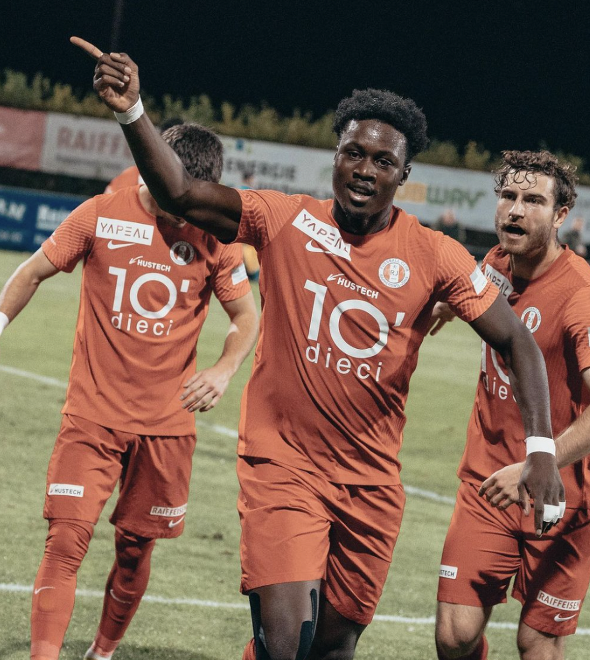 Les footballeurs du FC Rapperswil-Jona défient Neuchâtel Xamax dans le barrage promotion/relégation entre la Challenge League et la Promotion League.