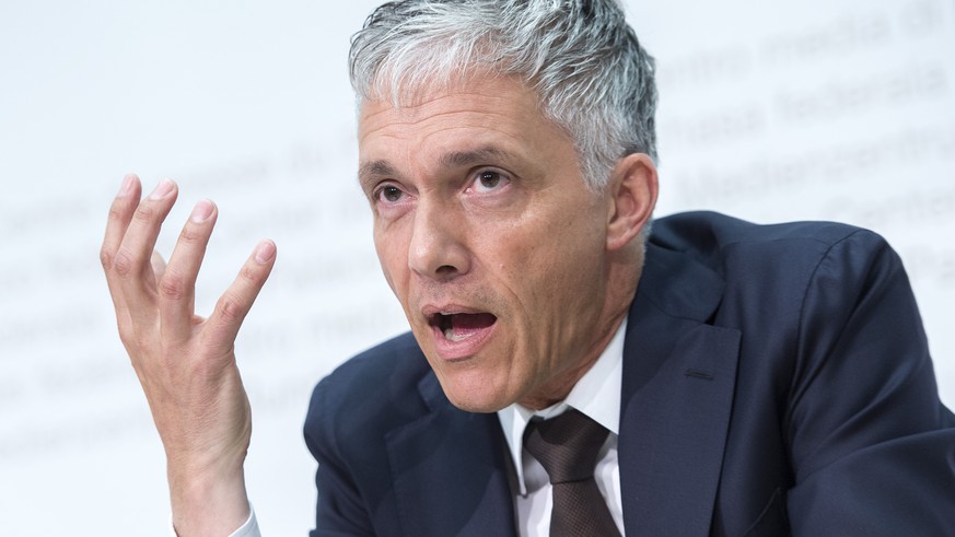 Bundesanwalt Michael Lauber aeussert sich zum Fall FIFA und zu seiner Wiederwahl, am Mittwoch, 17. Juni 2015, in Bern. (KEYSTONE/Marcel Bieri)

Switzerlands attorney general Michael Lauber speaks d ...