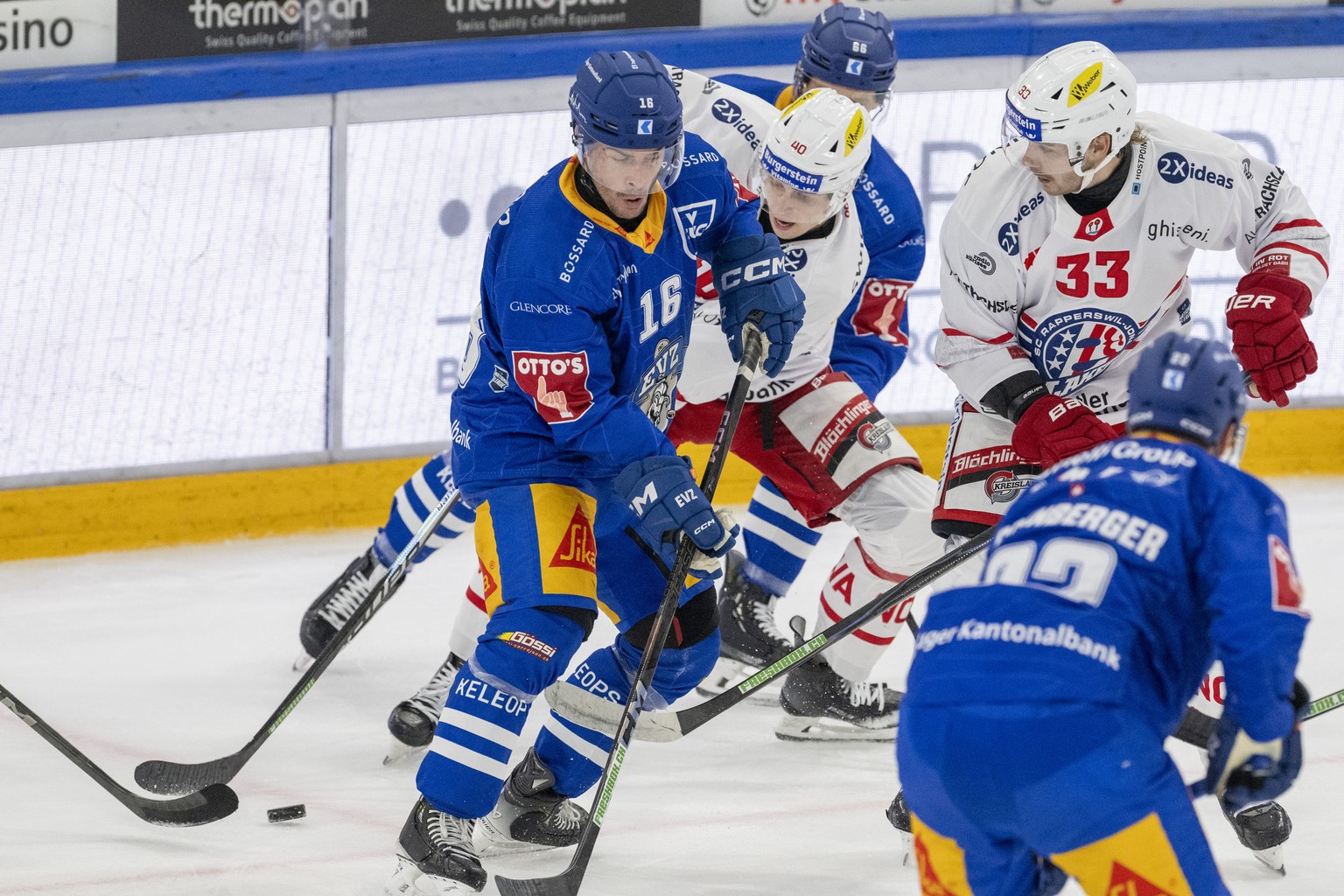 Raphael Diaz, links, von Zug im Spiel gegen Valentin Hofer, rechts, von Rapperswil beim Eishockey Qualifikationsspiel der National League zwischen dem EV Zug und SC Rapperswil-Jona Lakers am Samstag,  ...
