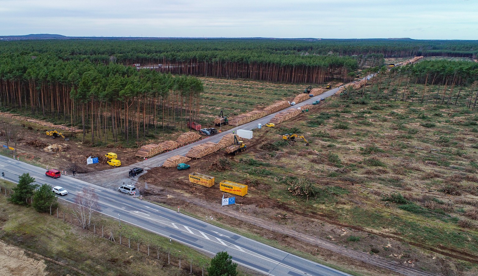 ARCHIV - 17.02.2020, Brandenburg, Grünheide: Blick auf das schon teilweise gerodete Waldgebiet auf dem künftigen Gelände der Tesla Gigafactory (Luftaufnahme mit einer Drohne). Auf diesem Gelände, östl ...