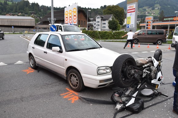 Motorradfahrer nach heftiger Kollision mit Auto in Schiers ins Spital geflogen