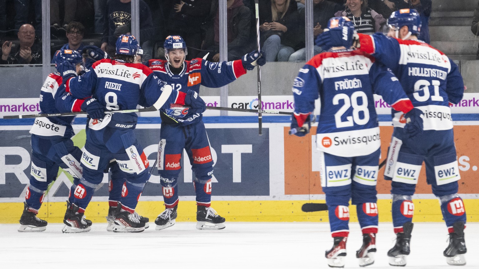 Zuerichs Yannick Zehnder, Mitte, jubelt nach seinem 3:2 Tor im dritten Playoff Eishockeyspiel der National League zwischen den ZSC Lions und dem EHC Biel, am Mittwoch, 20. Maerz 2024, in der Swiss Lif ...