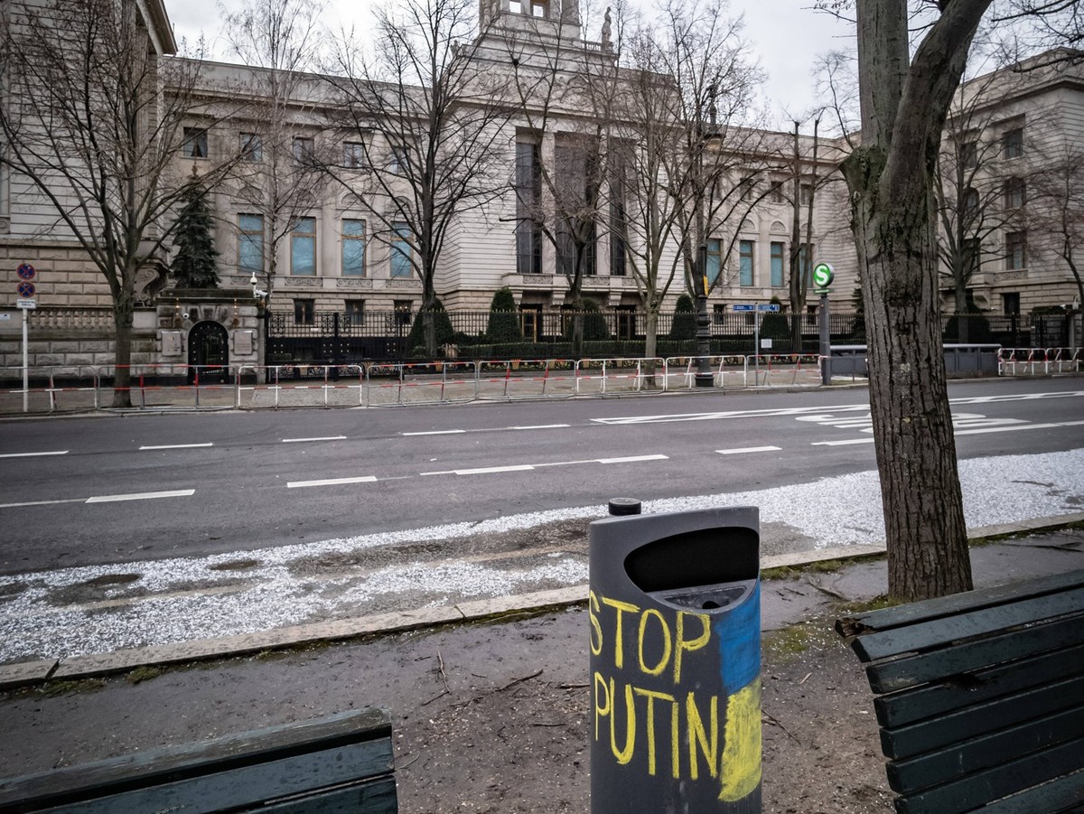Berlin Mitte, Unter den Linden , Russische Botschaft zu Zeiten den Kriegs gegen die Ukraine. Temporäre Ausstellung vernichteter russischer Panzer - 27.02.2023 Berlin *** Berlin Mitte, Unter den Linden ...
