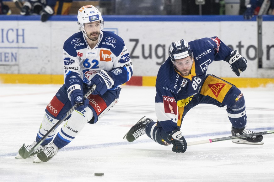 Zuerichs Denis Malgin, links, kaempft um den Puck gegen Zugs Fabrice Herzog, rechts, im Playoff-Final Eishockeyspiel der National League zwischen dem EV Zug und ZSC Lions am Montag, 18. April 2022, in ...