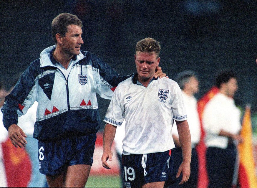 Englands Captain Terry Butcher muss Paul Gascoigne nach dem Halbfinal-Aus trösten