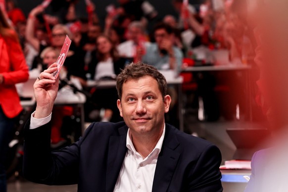 epa12201792 Chairman of the Germany&#039;s Social Democratic Party (SPD), German Finance and Labor Minister Lars Klingbeil votes during the SPD Congress at the City Cube in Berlin, Germany, 27 June 20 ...