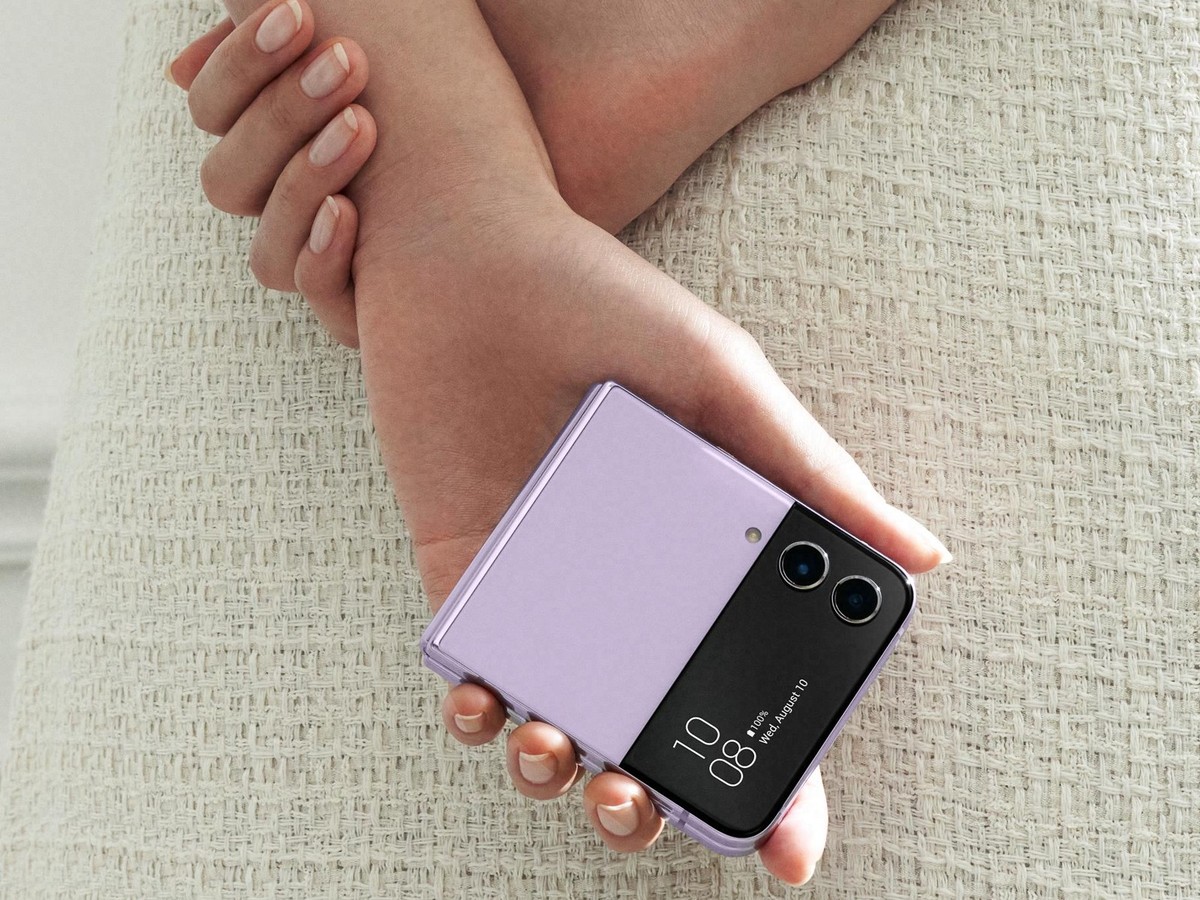 Das aufklappbare Galaxy Z Flip 4 ist quasi das moderne Pendant zu den früheren Klapp-Handys.