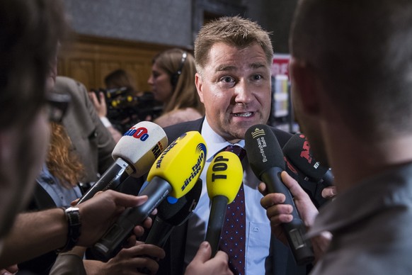 SVP-Parteipraesident Toni Brunner, SG, spricht mit Medienleuten im Vorzimmer des Nationalrats im Bundeshaus, am Tag der eidgenoessischen Wahlen, am Sonntag, 18. Oktober 2015 in Bern. Die TV- und Radio ...