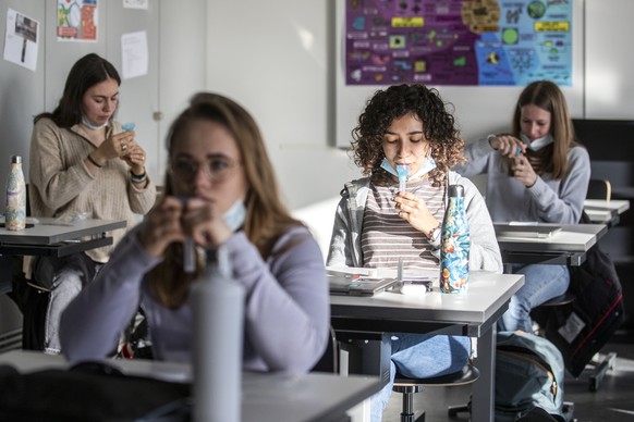 Schuelerinnen und Schueler der Kantonsschule Menzingen bei einem ab heute fuer alle Schueler der Sekundarstufe obligatorischen PCR-Test mittels Speichelprobe, am Donnerstag, 25. Februar 2021, in Menzi ...