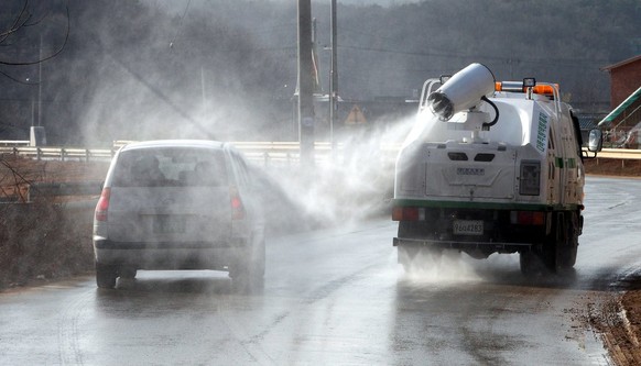 epa02504225 Health officials spray disinfectant in an attempt to halt the spread of foot-and-mouth disease (FMD) in Gimpo, just 29 kilometers west of Seoul, South Korea, on 22 December 2010, after ano ...