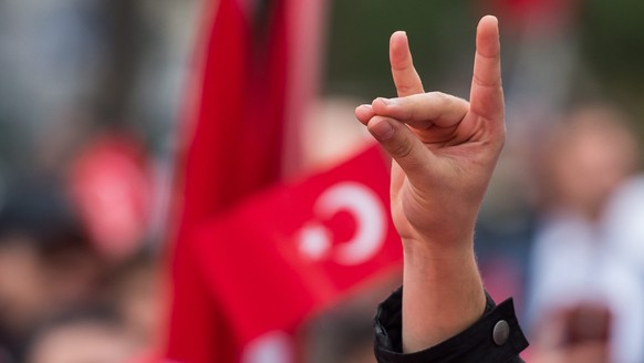 epa05253035 A hand shows the &#039;wolf salute&#039; of the Grey Wolves, during a pro-Turkish demonstration in the city centre of Munich, Germany, 10 April 2016. The term &#039;Grey Wolves&#039; refer ...